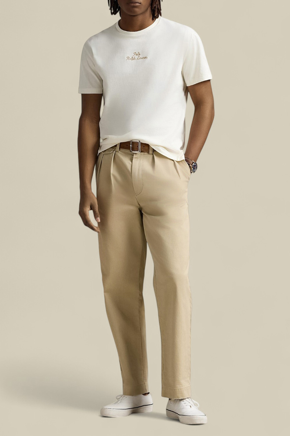 תמונת כל הלוק של חולצת טי